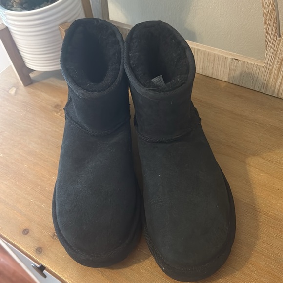 UGG Short Black Boots Size 6 Preowned - Picture 2 of 13
